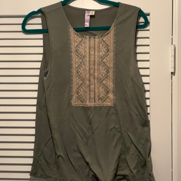 Alya embroidered Sleeveless green Top, size Medium . Like new! - Picture 1 of 4